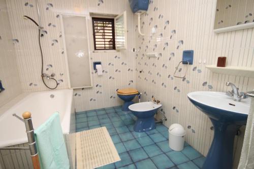 a bathroom with a sink and a toilet and a tub at Apartments with WiFi Mali Losinj (Losinj) - 7992 in Mali Lošinj