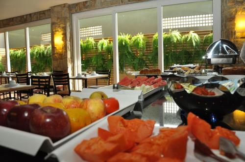 a buffet of fruit on display in a restaurant at Hotel Ipê MS in Campo Grande