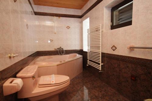 Ένα μπάνιο στο Apartments and rooms with parking space Moscenicka Draga, Opatija - 7772