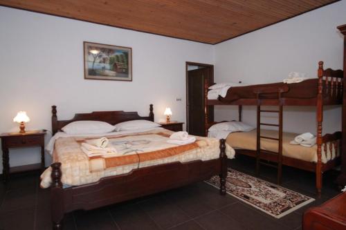 Ένα ή περισσότερα κρεβάτια σε δωμάτιο στο Apartments and rooms with parking space Moscenicka Draga, Opatija - 7772