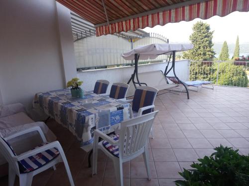 un tavolo e sedie su un patio con vista su un balcone di Apartments with a parking space Opatija - 7896 a Opatija