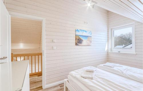 Una cama o camas en una habitación de Amazing Home In Krems Iiwarderbrück