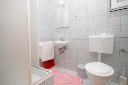 木洛希尼的住宿－Apartments and rooms by the sea Mali Losinj (Losinj) - 7977，白色的浴室设有卫生间和水槽。