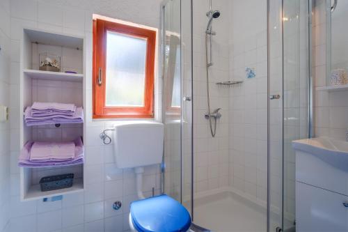 Kúpeľňa v ubytovaní Apartments by the sea Artatore, Losinj - 7952