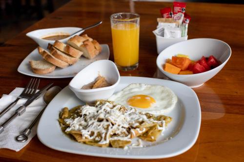 Una mesa con dos platos de desayuno encima. en La Villa del Ensueno Boutique Hotel, en Guadalajara