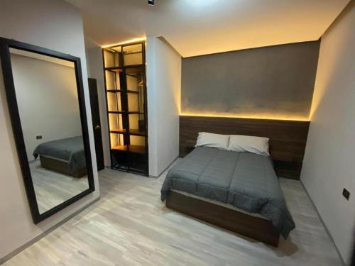 Säng eller sängar i ett rum på Carcamanes 17 Gastro-Hotel