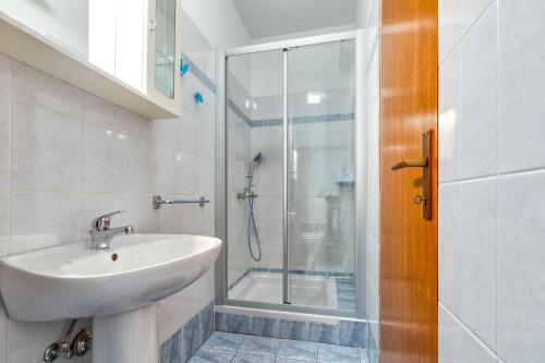 a bathroom with a sink and a shower at Apartments with a parking space Mali Losinj (Losinj) - 8026 in Mali Lošinj