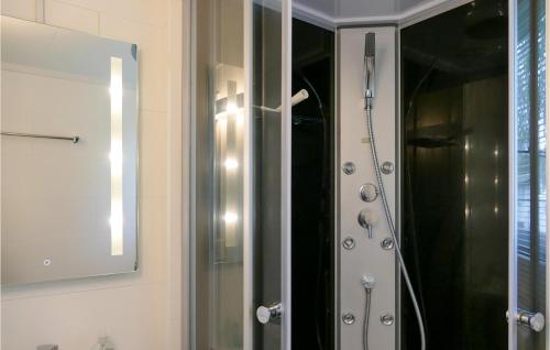 a bathroom with a shower and a glass door at Lovely Home In Ot Goritz -wardow With Kitchen 