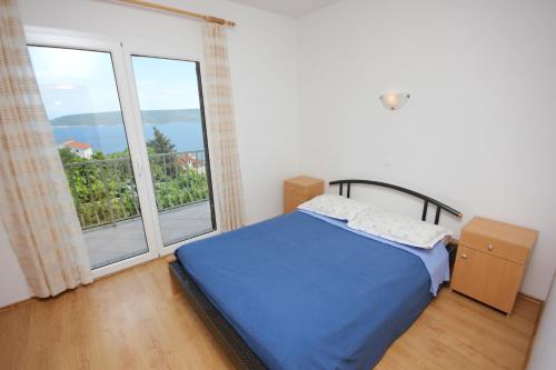 1 dormitorio con cama y ventana grande en Holiday house with a parking space Brsec, Opatija - 7795, en Brseč