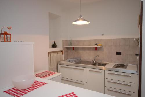 eine Küche mit Spüle und Arbeitsplatte in der Unterkunft Apartments with a parking space Moscenicka Draga, Opatija - 7786 in Mošćenička Draga