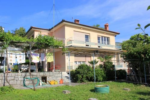 Zdjęcie z galerii obiektu Apartments with a parking space Lovran, Opatija - 7807 w mieście Lovran