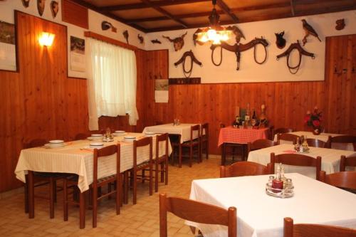 uma sala de jantar com mesas brancas e paredes de madeira em Rooms with a parking space Veli Brgud, Opatija - 7840 em Jurdani