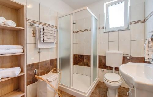uma casa de banho com um chuveiro, um WC e um lavatório. em Apartments with a parking space Nerezine, Losinj - 7961 em Nerezine
