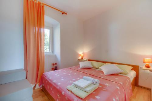ein Schlafzimmer mit einem Bett mit Handtüchern darauf in der Unterkunft Apartments with a parking space Mali Losinj (Losinj) - 8053 in Mali Lošinj