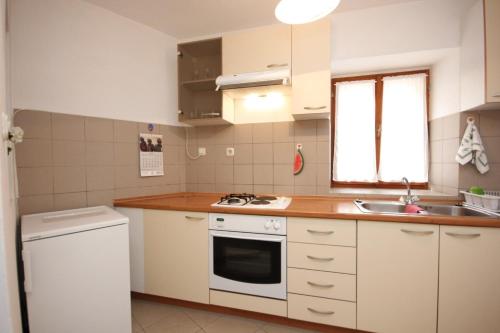 Η κουζίνα ή μικρή κουζίνα στο Apartments with a parking space Mali Losinj (Losinj) - 7940