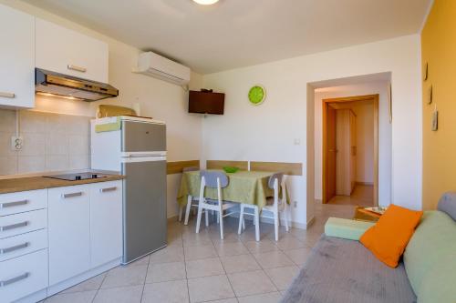Apartments with a parking space Mali Losinj (Losinj) - 8067