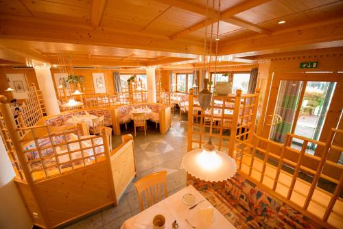 カステルロットにあるHotel Garni Dorisのテーブルと椅子が備わるレストランのオーバーヘッドビュー