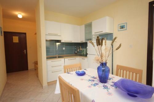 Apartments with a parking space Mali Losinj (Losinj) - 7939