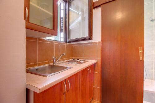 W łazience znajduje się umywalka i lustro. w obiekcie Apartment Mali Losinj 7942a w miejscowości Mali Lošinj