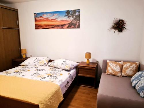 - une petite chambre avec un lit et un canapé dans l'établissement Apartments with a parking space Cres - 7983, à Cres