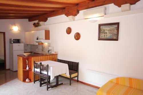 - une cuisine et une salle à manger avec une table dans une pièce dans l'établissement Apartments with a parking space Veli Losinj, Losinj - 8029, à Veli Lošinj