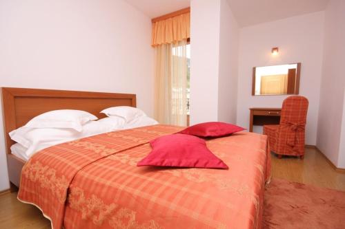 Ένα ή περισσότερα κρεβάτια σε δωμάτιο στο Apartments with a parking space Cres - 7985