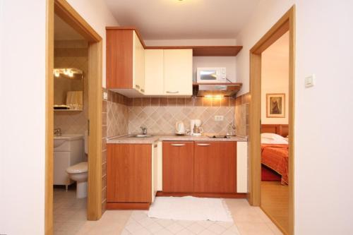 Ένα μπάνιο στο Apartments with a parking space Cres - 7985