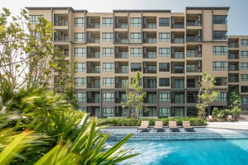 Ban Bo Talung (2)Rain Condo @ Cha Am-Huahin, Pool Access from room的公寓大楼前方设有游泳池