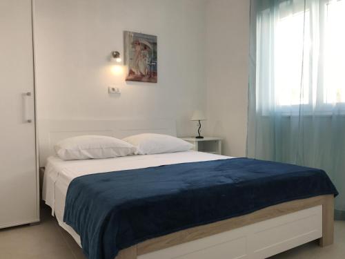 Postel nebo postele na pokoji v ubytování Apartments by the sea Rastici, Ciovo - 9208