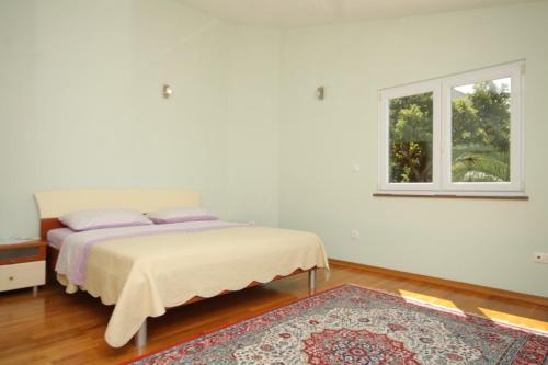 Habitación blanca con cama y ventana en Seaside holiday house Mavarstica, Ciovo - 9206 en Trogir