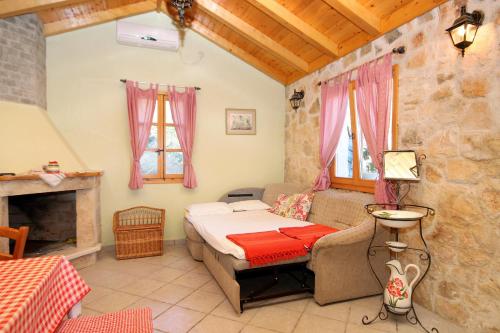 1 dormitorio con 1 cama y chimenea en Seaside holiday house Racisce, Korcula - 9163, en Račišće