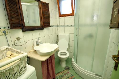 y baño con aseo, lavabo y ducha. en Seaside holiday house Racisce, Korcula - 9163, en Račišće