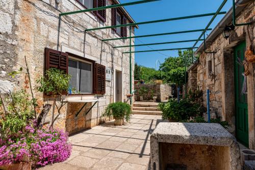 Apartments with parking space Zrnovo, Korcula - 9239