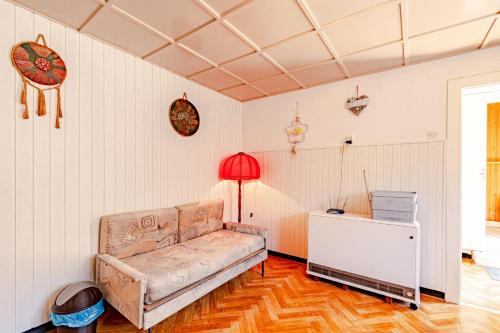 een woonkamer met een bank en een lamp bij Apartments with parking space Zrnovo, Korcula - 9239 in Korčula