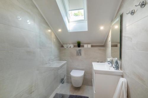 un bagno bianco con lavandino e WC di Seaside family friendly house with a swimming pool Brna - Vinacac, Korcula - 9266 a Prižba