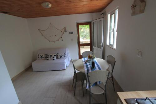 Posedenie v ubytovaní Secluded fisherman's cottage Cove Rasohatica, Korcula - 9233