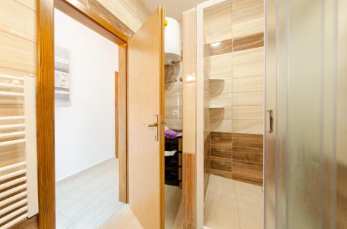 un pasillo con una puerta que conduce a un armario en Apartment Brna 9162b, en Smokvica