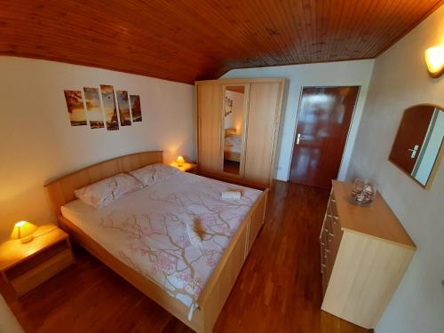 Posteľ alebo postele v izbe v ubytovaní Apartments by the sea Lumbarda, Korcula - 9236