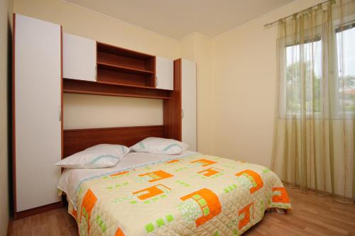 um quarto com uma cama e uma grande janela em Seaside apartments with a swimming pool Prigradica, Korcula - 9290 em Prigradica