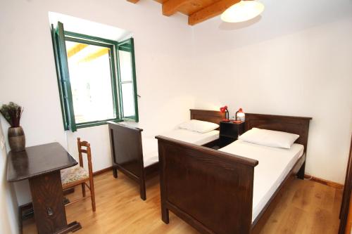 Habitación con 2 camas, escritorio y ventana. en Apartments with WiFi Zrnovo, Korcula - 9214, en Korčula