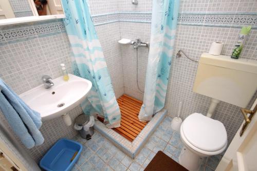 y baño con aseo, lavabo y ducha. en Apartments with WiFi Zrnovo, Korcula - 9214, en Korčula