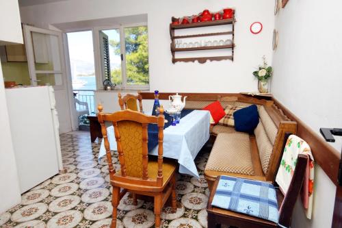 sala de estar con mesa y sofá en Apartments and rooms by the sea Lumbarda, Korcula - 9272 en Lumbarda