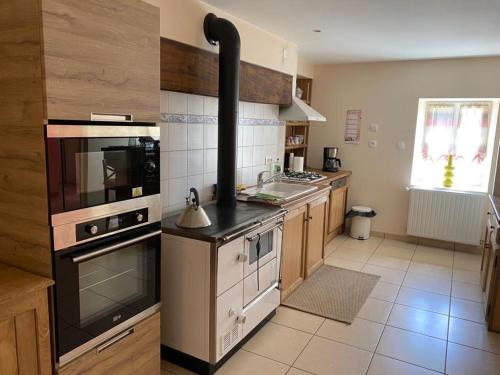 Il comprend une cuisine équipée d'un four et d'une cuisinière. dans l'établissement Gîte de campagne avec terrasse et tous équipements à Mazirat - FR-1-489-385, à Mazirat