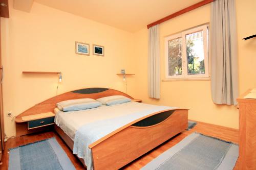 En eller flere senge i et værelse på Apartments by the sea Lumbarda, Korcula - 9172