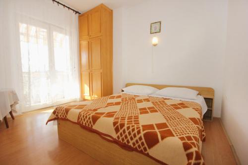 Ένα ή περισσότερα κρεβάτια σε δωμάτιο στο Apartments by the sea Novalja, Pag - 9284