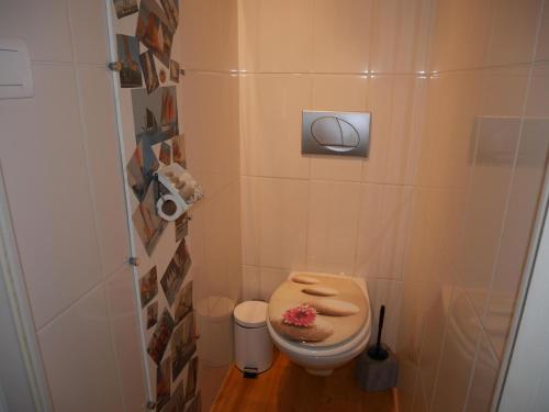 uma pequena casa de banho com WC e assento em Cottage Chapel, Briec em Briec