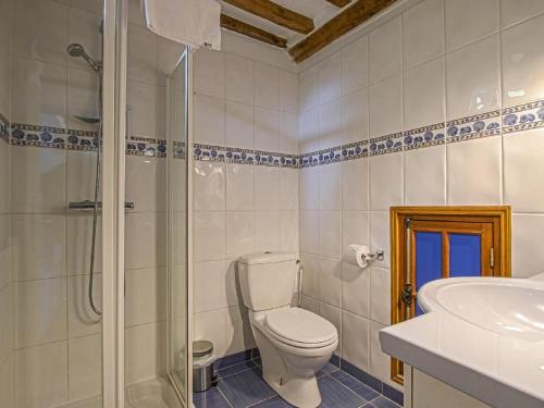 une salle de bain avec toilettes, douche et lavabo dans l'établissement Holiday Home in Normandy near Arromanches Beach, à Tracy-sur-Mer