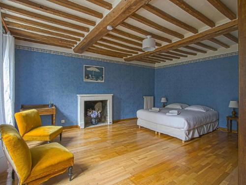 une chambre avec un lit et une chaise dans l'établissement Holiday Home in Normandy near Arromanches Beach, à Tracy-sur-Mer