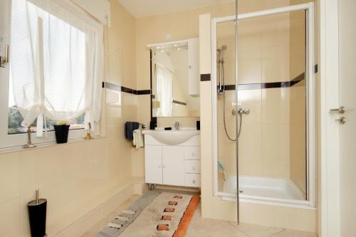 Kúpeľňa v ubytovaní Apartments by the sea Zavalatica, Korcula - 9280