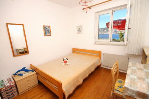 Un dormitorio con una cama con un osito de peluche. en Seaside apartments with a swimming pool Kneza, Korcula - 9269, en Račišće
